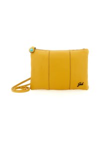 Clutch in pelle gialla con superficie testurizzata, chiusura a zip, tracolla staccabile e dettaglio con bottone a pressione blu. Presenta un logo nero.