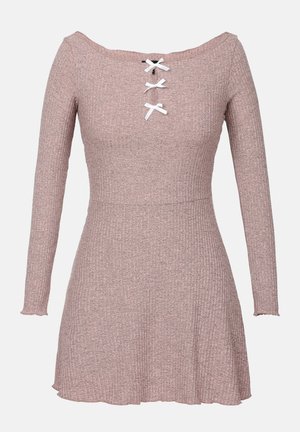 Korte mouw ribbeljurk in zachtroze met een off-shoulder halslijn, voorzien van vlechten met witte linten en een uitlopende rok.