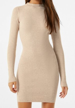 Robe en tricot côtelé, à manches longues, de couleur beige clair. Design ajusté avec un col haut, texture douce et manches longues. Silhouette mi-longue.