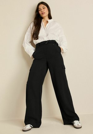 SMART BELTED WIDE LEG - Oldalzsebes nadrágok - black