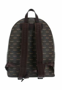 Sac à dos en toile marron avec des bretelles en tissu marron foncé. Présente un logo "Valentino" en or répété. Haut arrondi et poches latérales.