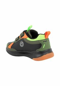 Scarpa sportiva nera e verde con accenti arancioni, materiali in rete e sintetici, fibbie in velcro, punta arrotondata e suola testurizzata.