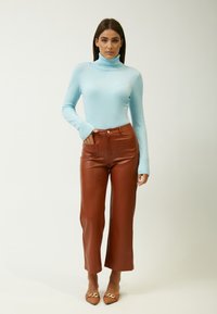 INFLUENCER HIGH-NECK BASIC - Jersey de punto - sky