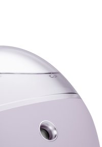Produit rond de couleur lavande avec un dôme supérieur brillant et transparent, présentant un accent argenté et une petite ventilation près de la base.