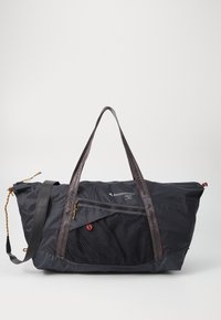 Schwarze Sporttasche mit einer strukturierten Mesh-Tasche, roten Akzenten, doppelten Griffen und einem Reißverschluss. Hergestellt aus strapazierfähigem, wasserabweisendem Material.