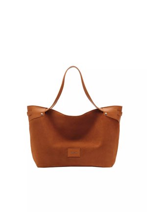 Sac cabas en cuir marron avec double bandoulière et rivets métalliques, avec un petit patch logo rectangulaire à l'avant.