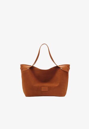 Borsa tote in pelle marrone con doppi manici a spalla e dettagli con borchie in metallo, con una piccola toppa rettangolare con il logo sul davanti.