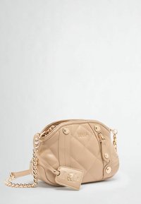 Beige gesteppte Handtasche aus Kunstleder mit goldenen Beschlägen, Ketten-Schultergurt, Reißverschlussverschluss und Logodetail an einem Anhänger.