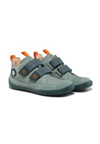 Scarpe in suede verde con due fasce in Velcro grigie scure, linguette arancioni e una punta arrotondata, caratterizzate da dettagli testurizzati sulle fasce.