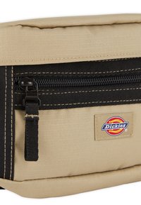 Pochette in tessuto beige con dettagli neri, chiusura superiore con zip e un logo applicato. Presenta cuciture decorative e una superficie testurizzata.