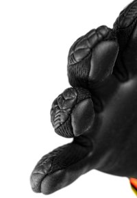 Gant noir avec des bouts de doigts et des articulations rembourrés et texturés. Présente un design ajusté, un matériau lisse et durable, ainsi que des accents subtils.