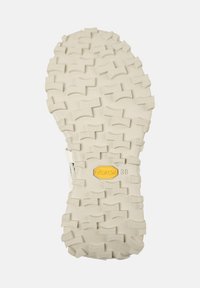 Εξωτερική σόλα Vibram σε ανοιχτό μπεζ χρώμα, με υφή και ανθεκτική επιφάνεια, εξοπλισμένη με βαθουλώματα για πρόσφυση, με ετικέτα λογότυπου σε κίτρινο που δείχνει το μέγεθος 38.