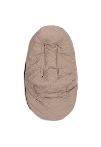 Gewatteerde babyslaapzak in licht beige met gevoerde zakken en twee verstelbare banden. Zachte textuur met een ronde vorm en een lichte glans.