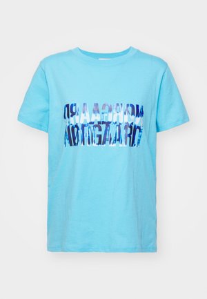 Heled sinine puuvillane T-särk, millel on volditud graafiline disain tumedas sinises tekstis. Lühikesed varrukad ja ümmargune kaelus. Sujuv tekstuur, mugav lõige.