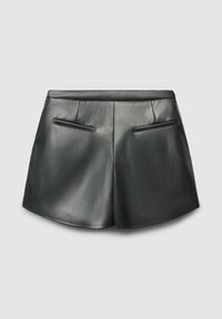 Pantaloni corti in pelle nera con una texture liscia, con vita aderente, due tasche posteriori e pieghe sottili per un dettaglio di design.