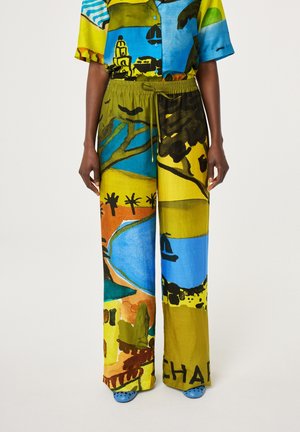 Wijde broek met kleurrijke abstracte landschapsprint met bomen, water en gebouwen, gecombineerd met een bijpassend kort mouwtopje.