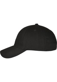 Cappellino da baseball nero con visiera curvata, realizzato in tessuto texturizzato, dotato di sei occhielli di ventilazione e visiera cucita.