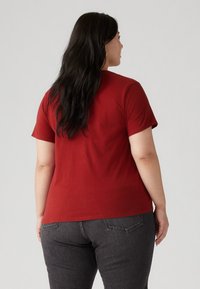 Levi's® Plus PERFECT V NECK TEE - Paprasti marškinėliai - sundried tomato