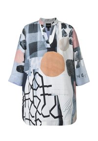 Tunique ample avec motifs abstraits mélangés dans des couleurs douces incluant bleu, noir, rose et beige, avec un col fendu et des manches trois-quarts.