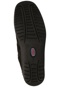 Semelle de chaussure en caoutchouc noir avec des rainures profondes, comportant un label de logo rouge. Surface texturée pour traction et soutien, talon arrondi pour la stabilité.
