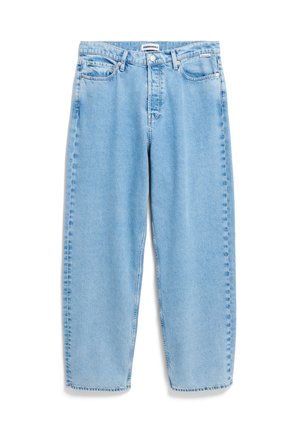 Jean en denim bleu clair avec une coupe décontractée, design à cinq poches, fermeture à bouton et jambes droites. Le tissu est doux avec une légère texture.
