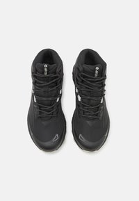 Schwarze Sport Schuhe mit einem strukturierten Textil-Obermaterial, einer runden Zehenform und reflektierenden Akzenten. Schnürsystem mit gepolstertem Kragen für zusätzlichen Komfort.