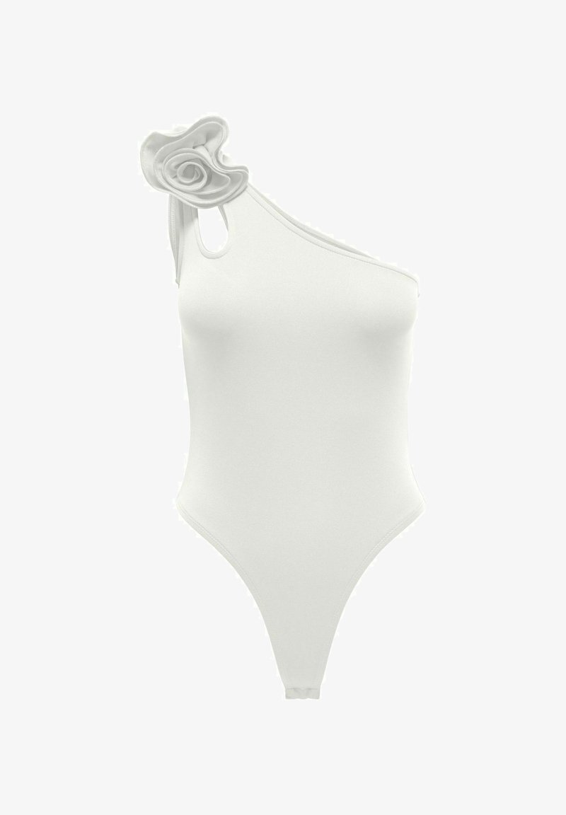 Costume da bagno bianco a spalla unica con un accento floreale testurizzato sulla spalla, caratterizzato da una finitura liscia e un design a gamba alta.