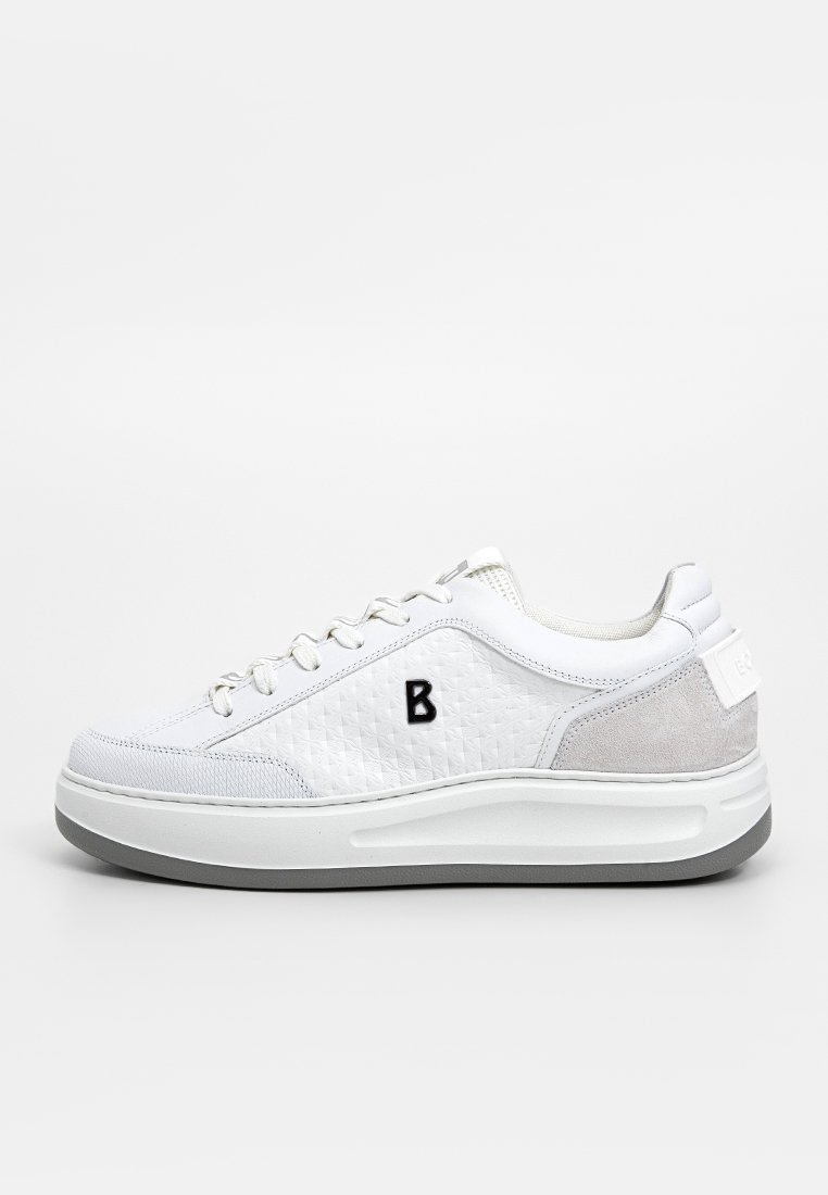 Weiße Sneaker mit strukturierten Einsätzen, grauen Wildlederakzenten und schwarzem "B"-Logo. Ausgestattet mit runden Schnürsenkeln und einer dicken, gepolsterten Sohle.
