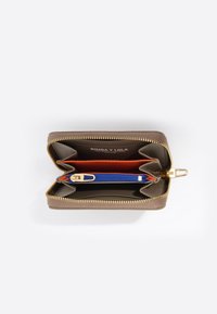 Cartera con cremallera en material marrón texturizado. Cuenta con dos compartimentos, uno con un tira de cremallera azul y otro en naranja, con acentos de metal dorado.