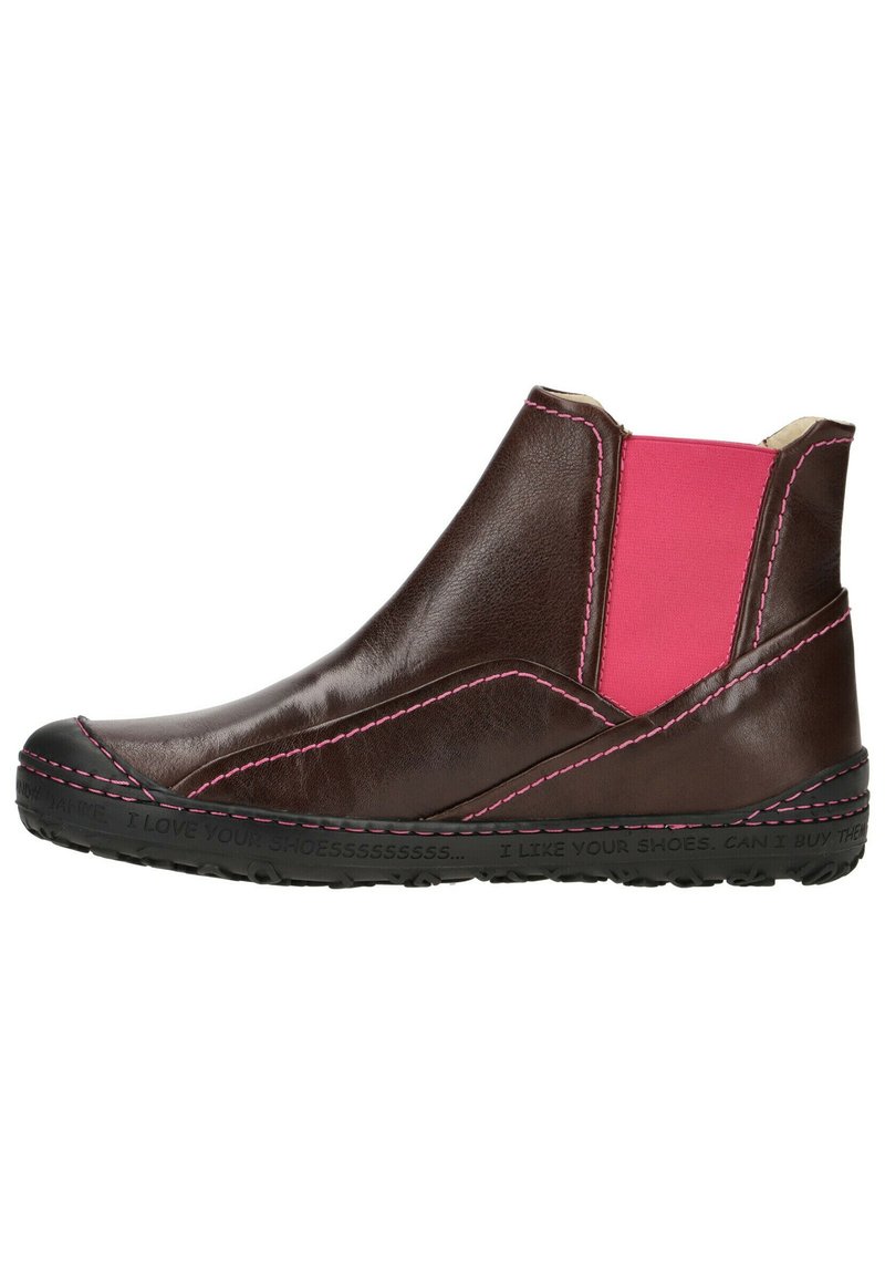 Braunes Leder-Ankle-Boot mit einem pinken elastischen Seitenpaneel, kontrastierenden pinken Nähten, Gummisohle und Text entlang der Sohle.