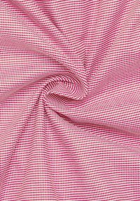 Baumwollstoff im rosa-weißen Karomuster, mit einer glatten Textur und einem dezenten Glanz, in einer Spiralfalte arrangiert.
