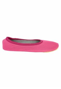 Roze mesh balletschoen met een ronde neus en rubberen zool. Heeft een contrasterende donkerroze rand rondom de opening. Lichtgewicht en ademend ontwerp.