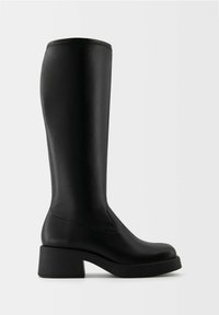 Botte noire en cuir montante jusqu’au genou avec un talon bas et épais et un bout arrondi, vue de profil sur un fond uni.