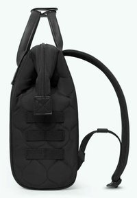 Schwarzer steppierter Rucksack mit rechteckiger Form, ausgestattet mit einem oberen Reißverschluss, gepolsterten Trägern und drei horizontalen Gurtbandriemen an der Seite.