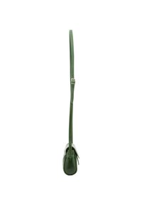 Borsa a tracolla verde in pelle con una lunga tracolla regolabile, forma rettangolare, texture liscia e un accent di pattina nella parte superiore.