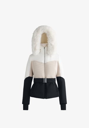 Farbblockierte Jacke mit einer weißen Kunstfellkapuze, beigem gesteppte Oberteil, schwarzen Ärmeln und einem silbernen Schnallen-Gürtel. Glatte Oberfläche, strukturiertes Design.