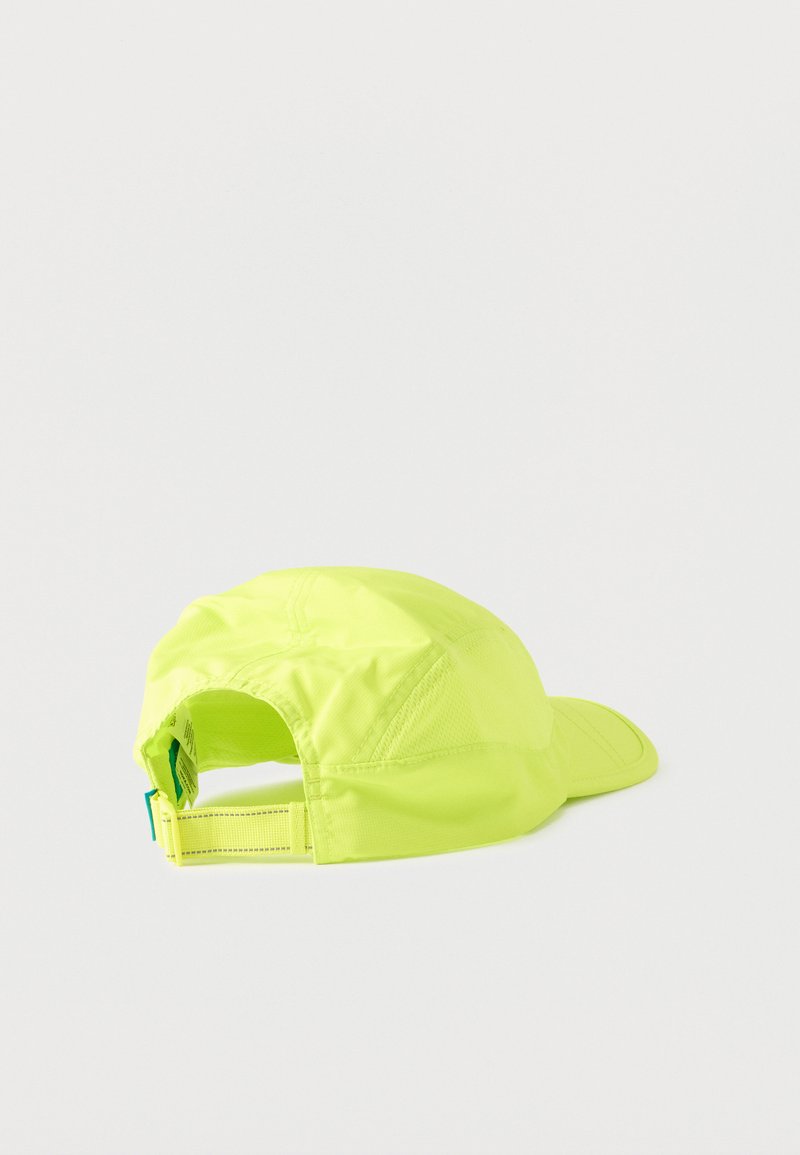 Gorra deportiva ajustable de color amarillo brillante vista desde atrás, con visera curva y paneles de ventilación.