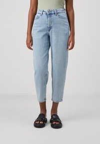 Helle blaue, hochtaillierte, lässige Jeans aus Denim mit Knopfverschluss, fünf Taschen und umsäumten Säumen. Kombiniert mit schwarzen Sandalen.