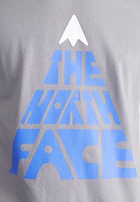 The North Face MOUNTAIN PLAY TEE - Triko s potiskem - smoked pearl