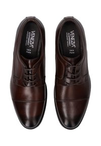 Braune Leder-Dressschuhe mit glatter Oberfläche, runder Zehenpartie und Schnürdesign. Sie verfügen über gestickte Akzente und eine umweltfreundliche Memory-Innensohle.