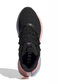 Svart atletisk sko med en ovandel av mesh, med rosa detaljer och en genomskinlig sula. Inkluderar justerbara snören och varumärke på plösen.