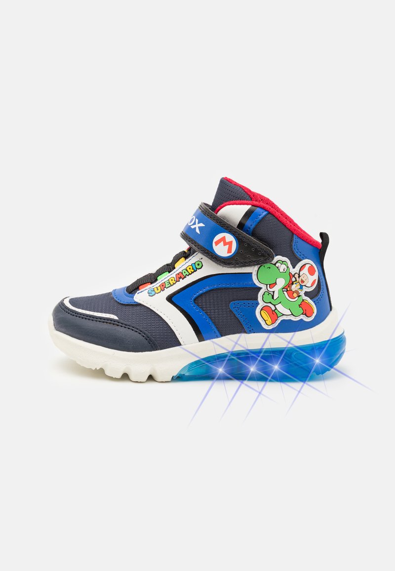 Zapatillas altas en azul marino y azul, con detalles rojos, una correa de Velcro y gráficos de Super Mario, y una suela translúcida azul.