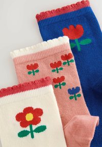 Drei Paare gerippte Socken: rot, blau und pink. Jede Socke hat florale Muster mit gewellten Oberkanten und unterschiedlichen Blumenfarbmustern.