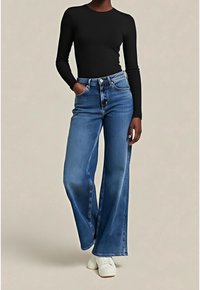 Modré džíny s širokými nohavicemi, vysokým pasem a klasickým pětipřesným designem, zapínání na knoflíky, kombinované s černým dlouhým rukávem.