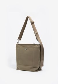 Khaki torba na ramię wykonana z gładkiego materiału, z przednią kieszenią, zapięciem na zamek i regulowanym, plecionym paskiem. Akcenty w srebrnym kolorze.