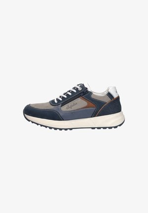 Low-top sneaker in marineblauw, grijs en bruin met witte veters, zijrits, gedempte zool en het logo "Australian" op het buitenpaneel.