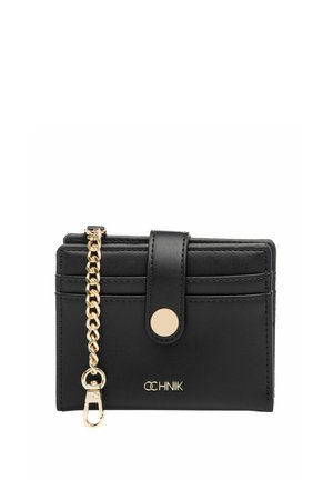 Czarny skórzany portfel z złotym łańcuszkiem i zapięciem, przegródkami na karty oraz zatrzaskiem, z marką "OCHNIK" na przedzie.