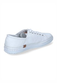 Weiße Leder-Sneaker mit runder Zehenform, fünf Ösen und genähtem Gummisohle. Mit einem braunen Akzent an der Seite und glatter Textur.