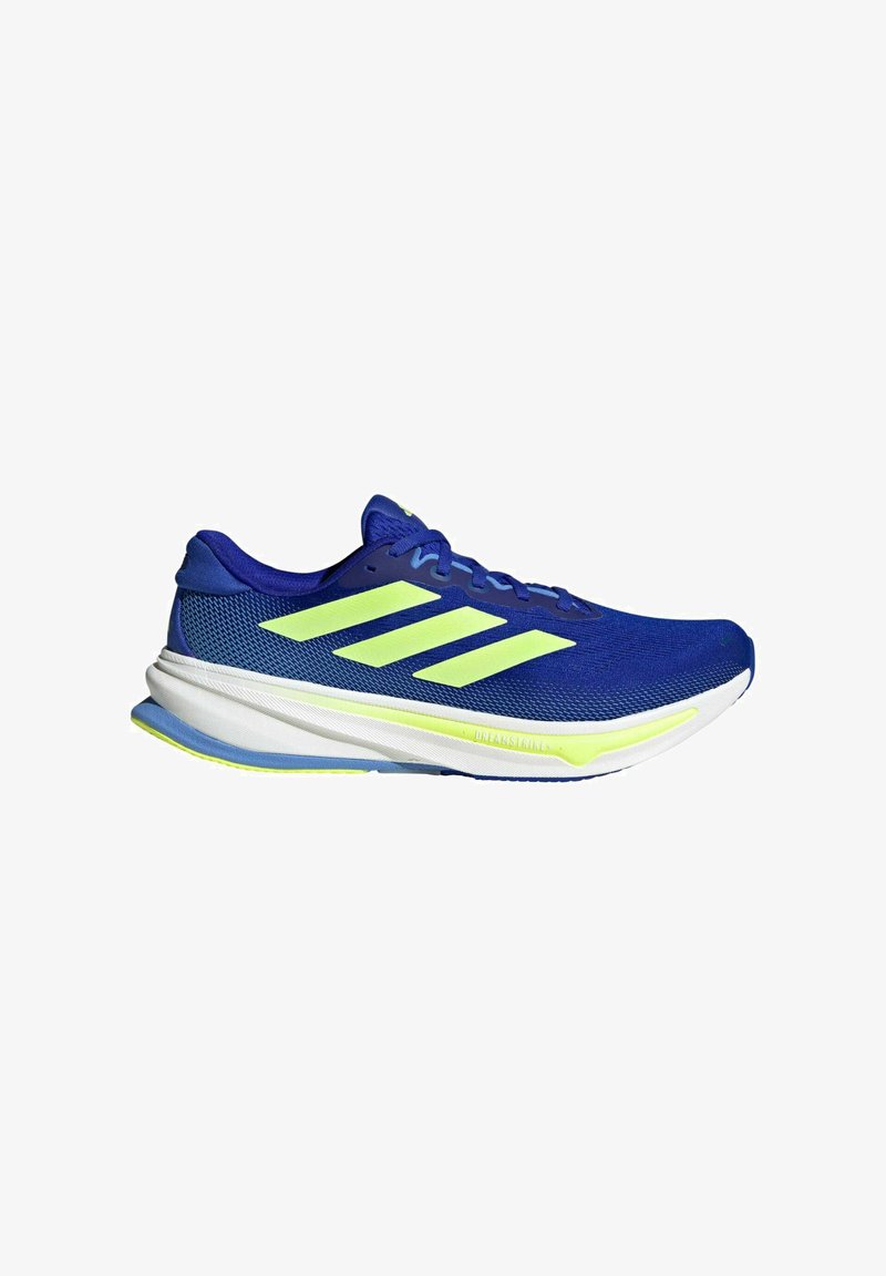 Scarpe da ginnastica blu con tomaia in rete traspirante, accenti gialli luminosi, intersuola bianca e silhouette aerodinamica per le prestazioni.