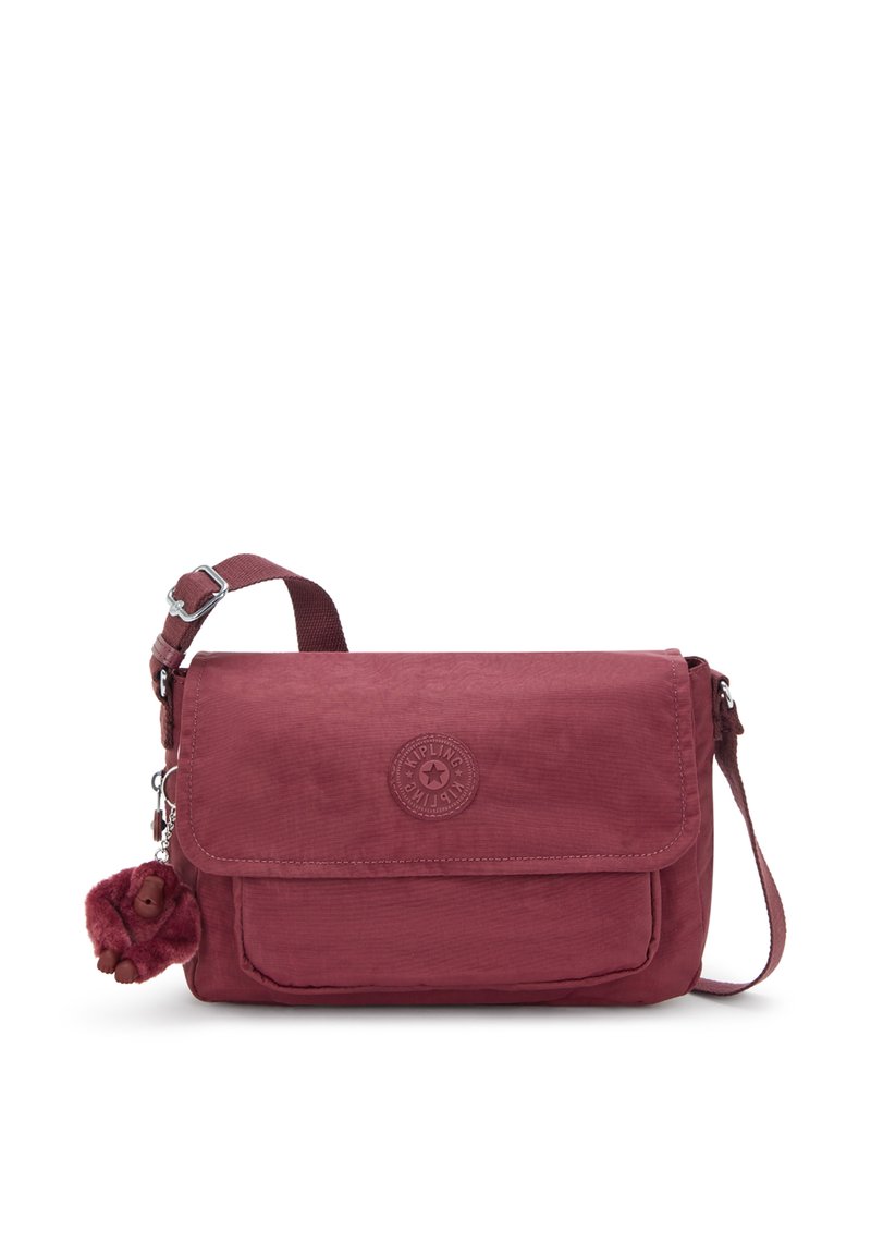 Borsa a tracolla rettangolare maroon con tracolla regolabile, pattina frontale e piccolo portachiavi a forma di scimmietta in peluche attaccato alla cerniera laterale.